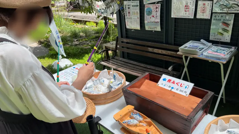 傘 おみくじ 梅雨の仁井田神社で運を開こう 風車や風鈴が並ぶ廻廊