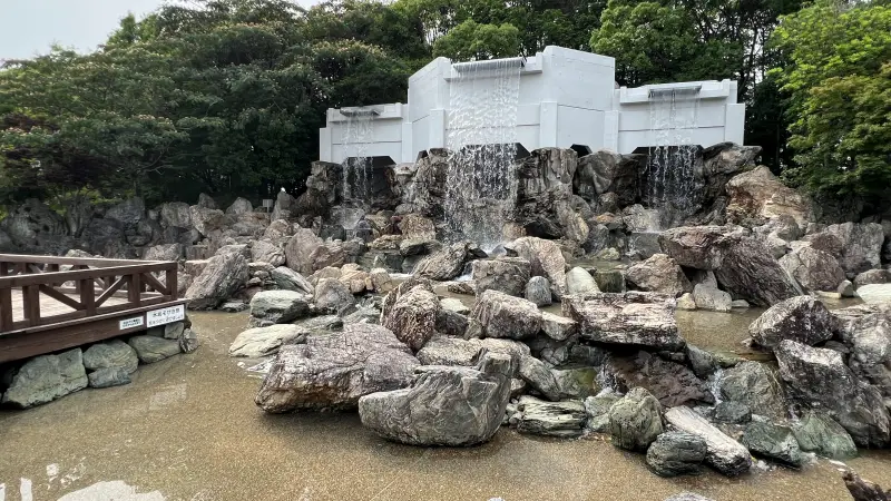 わんぱーくこうち 無料の動物園 遊具や滝で水遊び 家族みんなで楽しもう!
