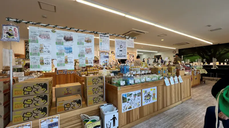 馬路村 ゆずソフトクリームが美味しい アンテナショップには名産品が揃ってます。