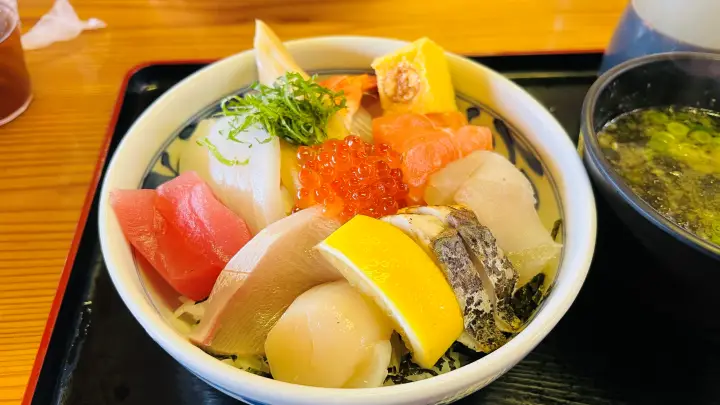 海鮮丼が食べたくなったのでマルトモ水産へ 西条市の人気店