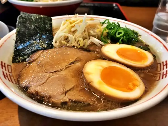 徳島風中華そば 「楽」 無性に食べたくなる味で人気のお店