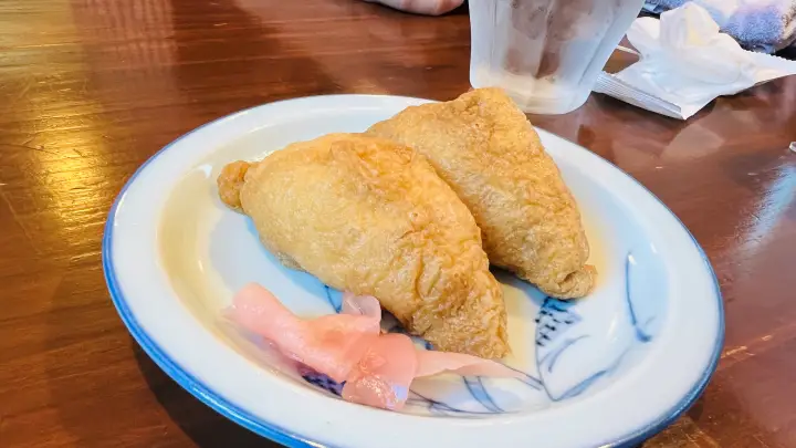 まつみで中華そばと一緒に注文したいなり寿司