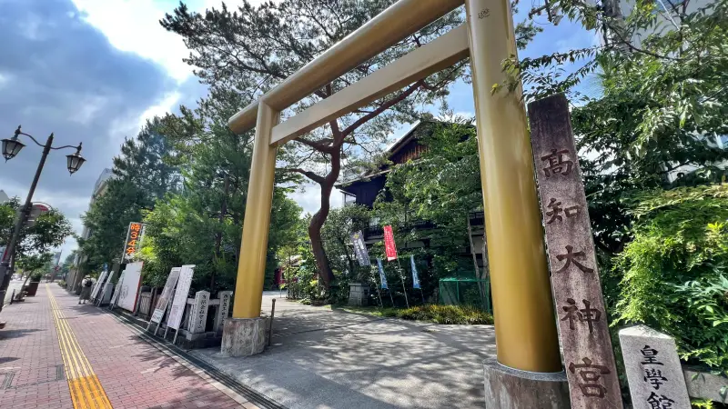 高知大神宮 よさこい稲荷神社 バイク神社としても人気 ニワトリが居る歴史ある神社