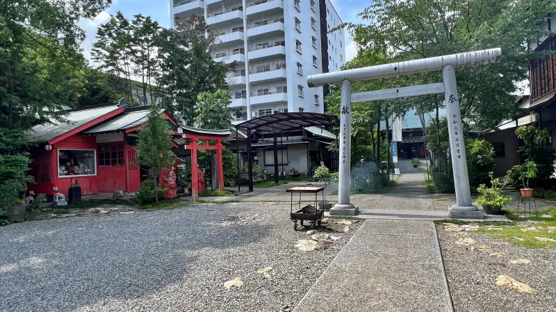 高知大神宮 よさこい稲荷神社 バイク神社としても人気 ニワトリが居る歴史ある神社