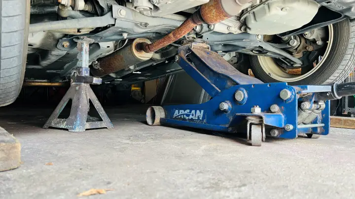 トヨタ純正オイル0W-20 オイル交換作業 ジャッキアップ