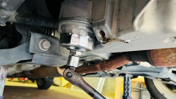 トヨタ純正オイル0W-20 オイル交換作業 エレメント取り外し