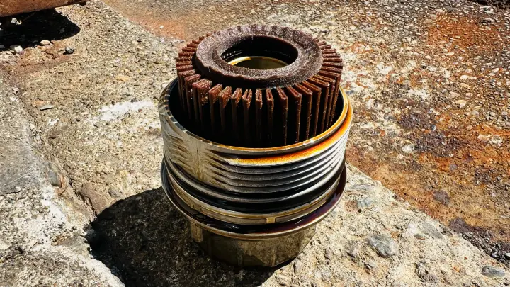 トヨタ純正オイル0W-20 オイル交換作業 エレメント取り外し後の汚れ