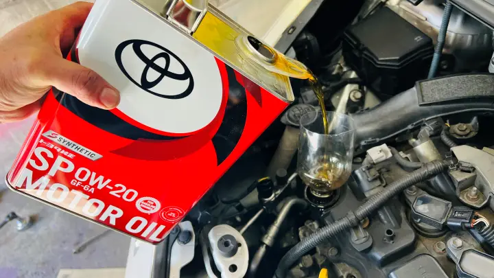 トヨタ純正オイル0W-20 ラクティスのオイル量