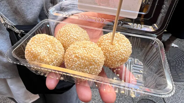 ごま団子は食べ歩きにぴったり