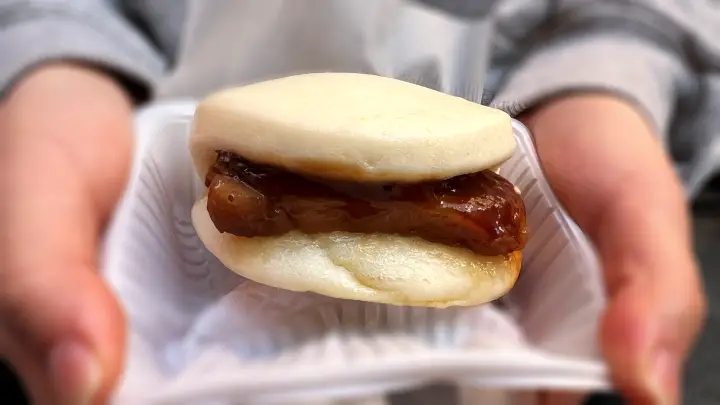 トロトロの角煮を挟んだ 角煮バーガー