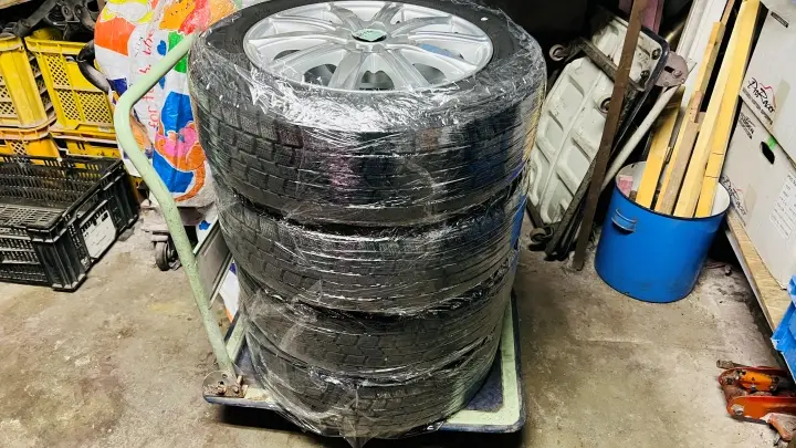 グッドイヤー アイスナビ7を長持ちさせる保管術 タイヤをラップで巻く