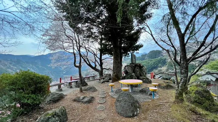 【仁淀川町】寺村「花の里」のハナモモが見頃！桃源郷のような絶景とアクセス・基本情報を解説