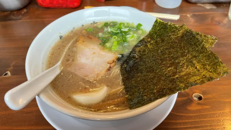 あぐら屋 とんこつラーメンが人気 行列必須 高知の隠れ家的お店