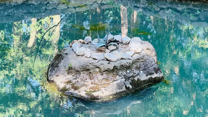 大麻比古神社 心願の鏡池 池の中止にある鶴