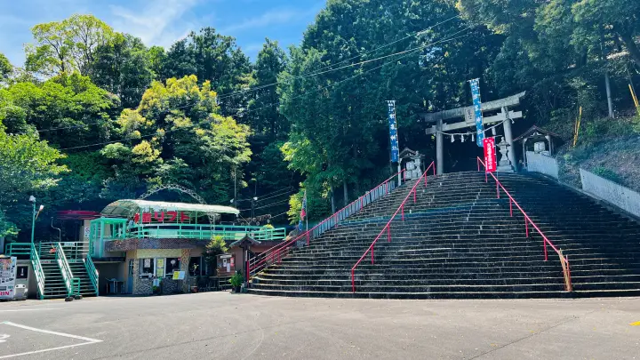 津峯神社 参拝リフトと入り口
