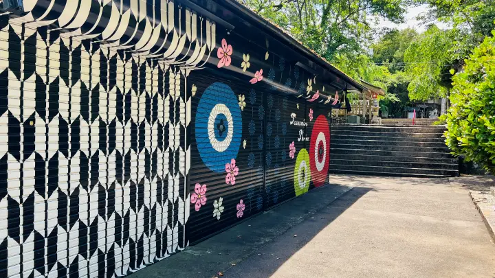 津峯神社 参道の綺麗なシャッター