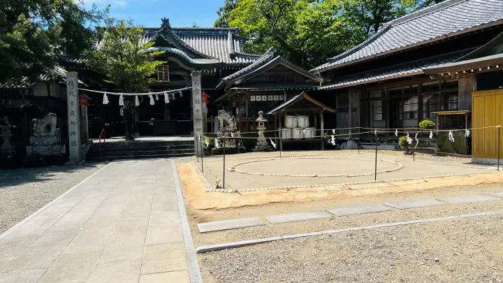 津峯神社 境内と土俵