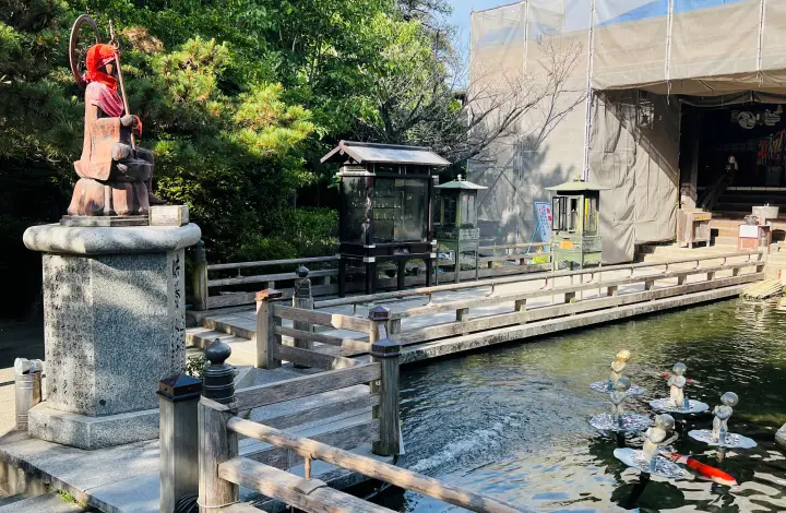 霊山寺 鯉が泳ぐ池