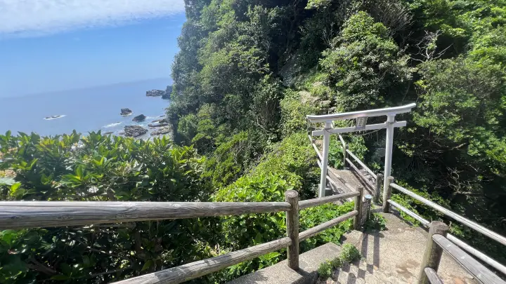 白山洞門 白山神社の鳥居と海の絶景