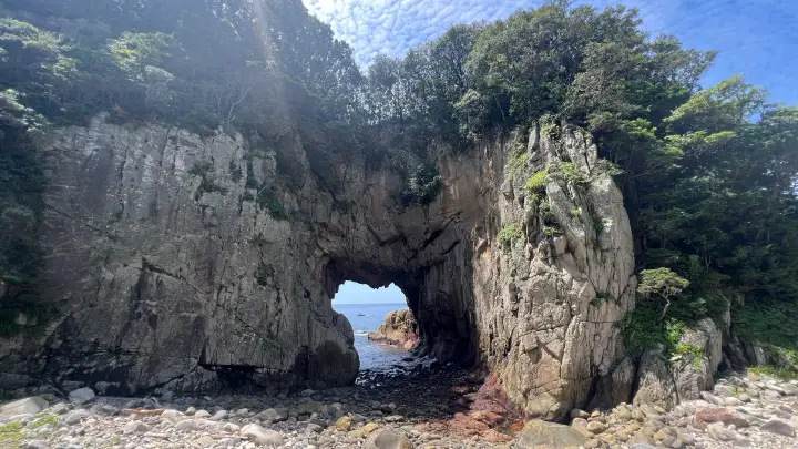 海岸から間近に見る白山洞門。高さ約16m・幅約17mの巨大な海食洞は迫力満点です。