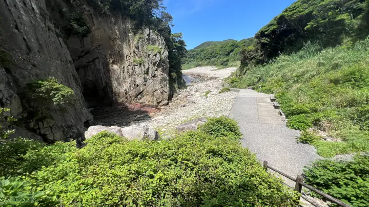 白山洞門 整備されベンチなどもあり