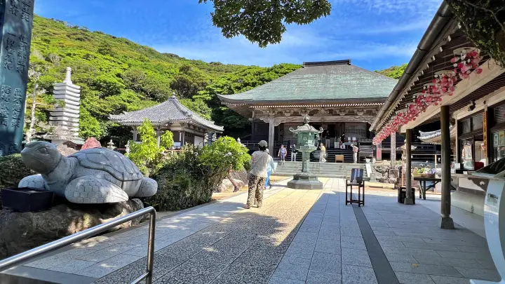 金剛福寺 ウミガメの石碑と本堂へ続く参道と境内