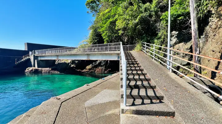 海老洞へ続く遊歩道と歩道橋