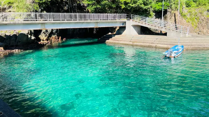 海老洞から眺める青く輝く松尾の海