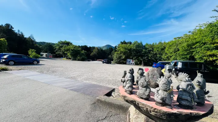 霊山寺 奥にも広い駐車場があります。