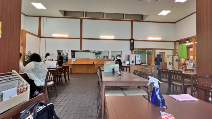 道の駅日吉夢産地の武左衛門店内とテーブル席