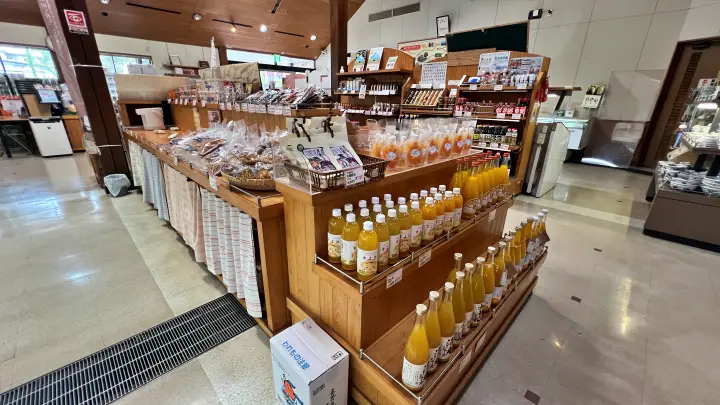 道の駅きなはい屋しろかわのお土産物コーナーを見て回る