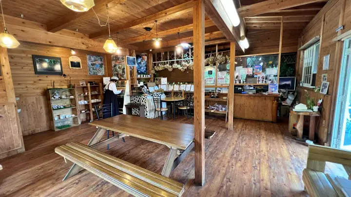 大野ヶ原ミルク園の木造の店内