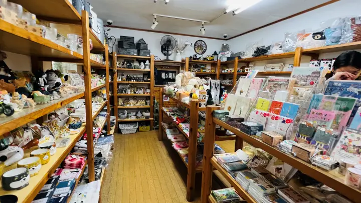 もみの木店内に並ぶ雑貨やお土産
