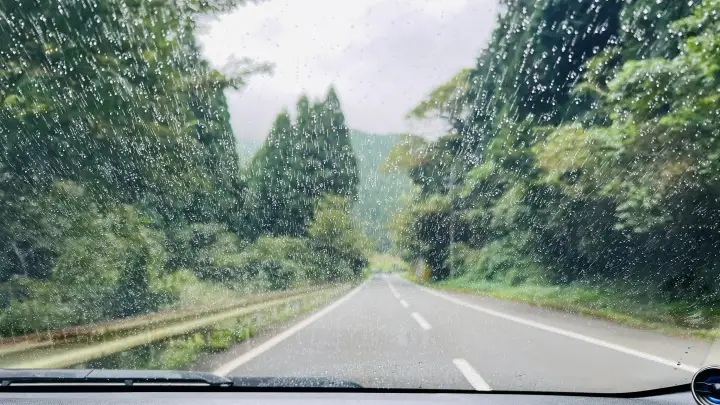 四国カルスト天狗高原へ向かう途中で雨が降り始めた山道