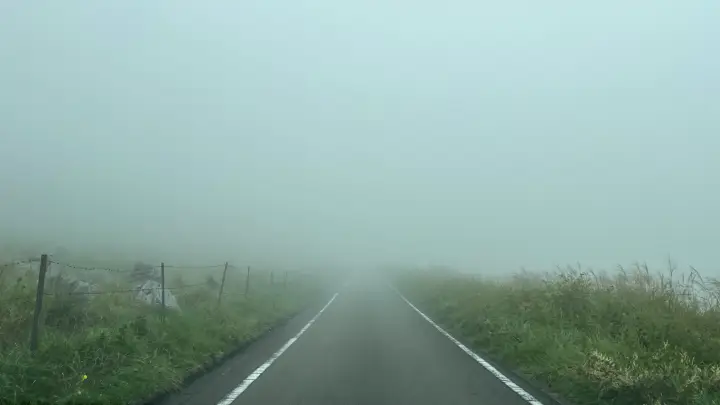 四国カルスト天狗高原から下る濃霧の道路