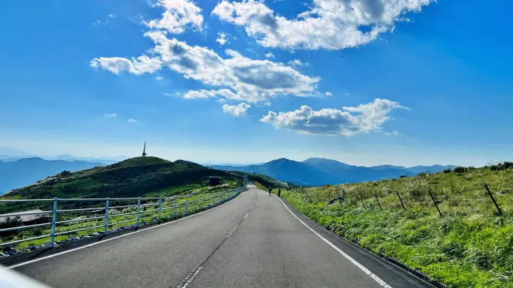 四国カルスト天狗高原を走る道路と広大な草原