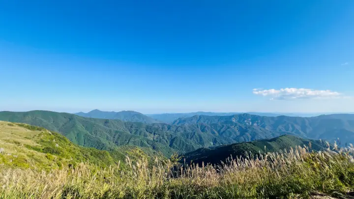 晴れた日の姫鶴平から眺める四国カルストの山々