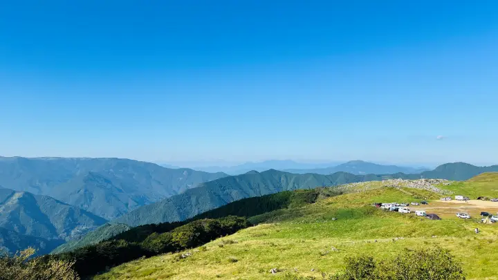 四国カルストから遠くに見える石鎚山