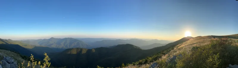 四国カルスト天狗高原の展望台から眺める夕方の山々