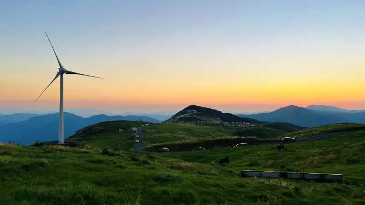 夕方の四国カルスト天狗高原に広がる山々と夕空