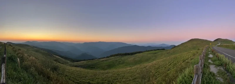 夕方の四国カルスト天狗高原に広がるススキと山々