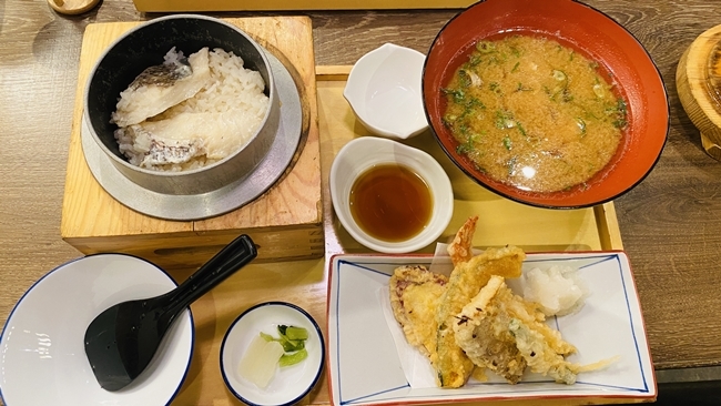 松山鯛めしは釜飯で食べる。出汁が染み込んだご飯が美味しい！