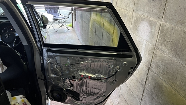 車の暑さ対策リアガラスにカーフィルムを貼りエアコンの効きをアップ